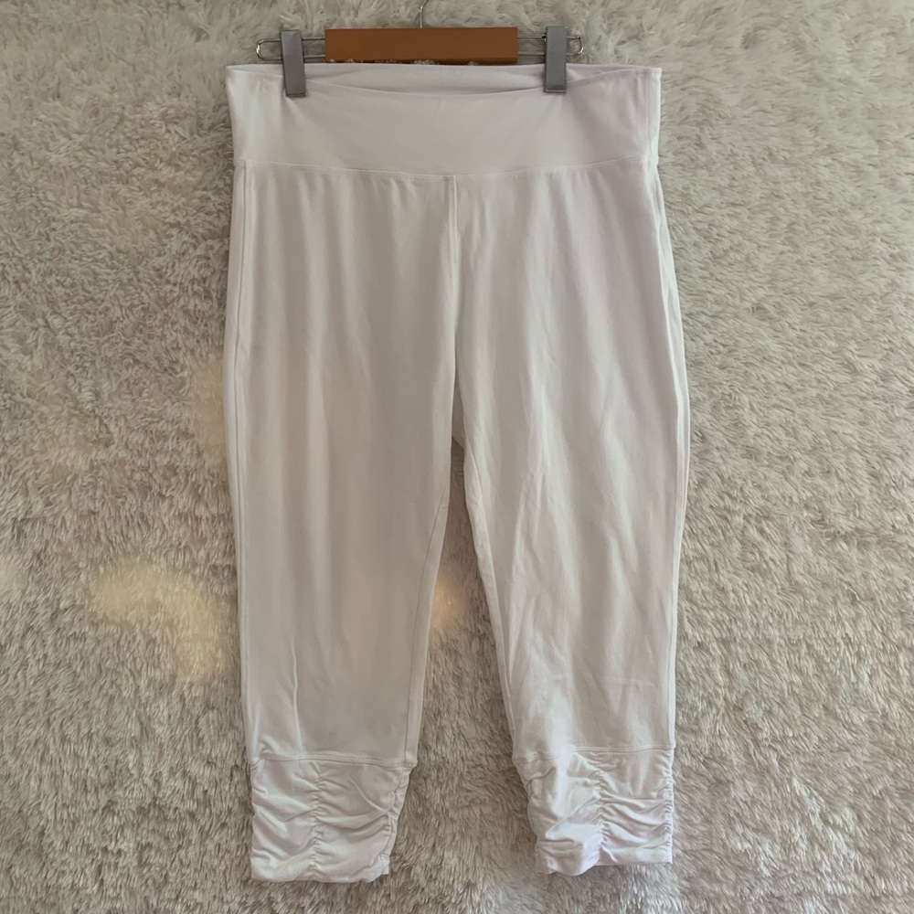NWOT Ladies Soft Surroundings Size M White Crops!